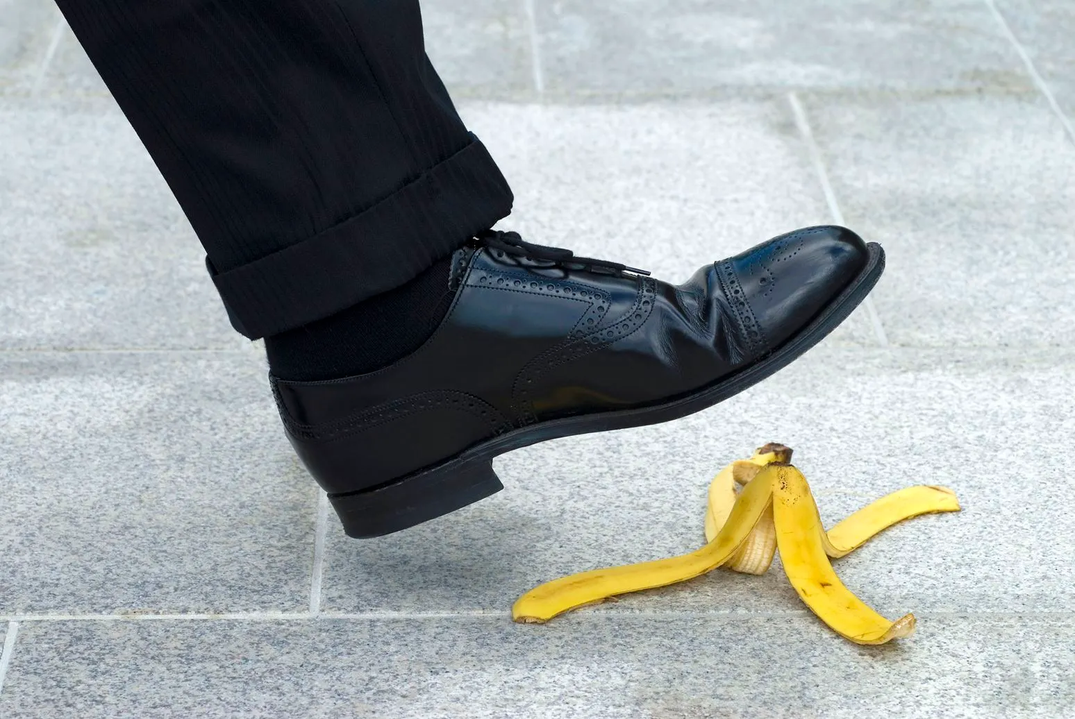 Pessoa prestes a escorregar em uma casca de banana