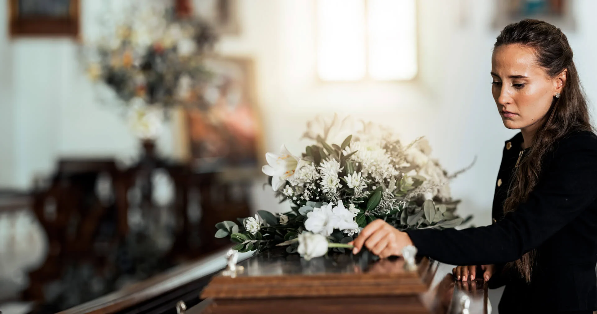 Mulher deixando flores em uma cerimônia de despedida