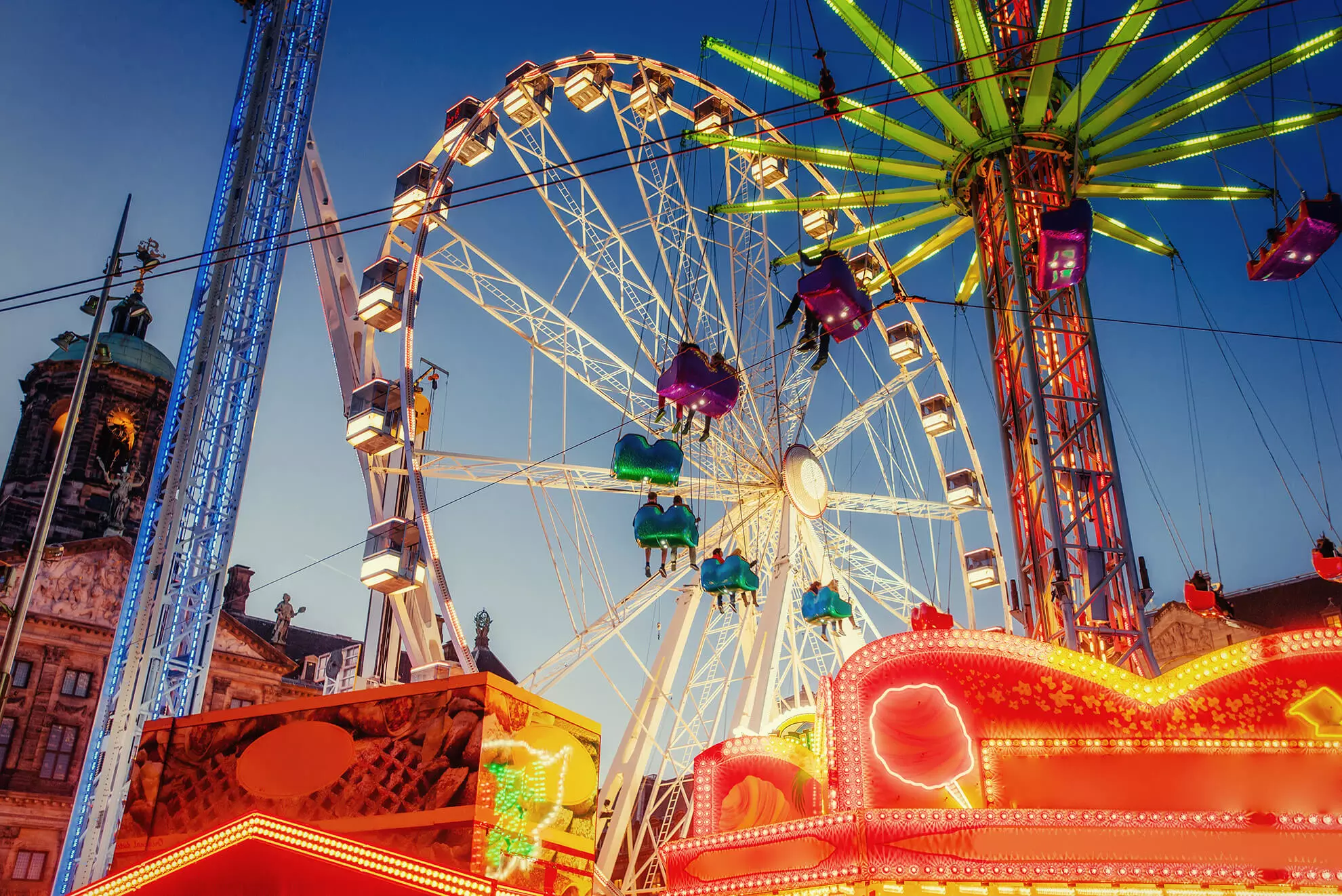 Roda-gigante e brinquedos em um parque de diversões